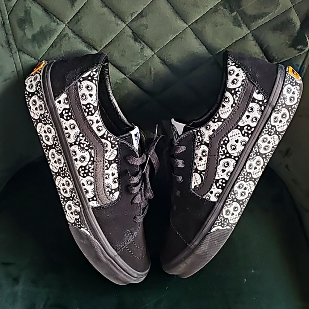 Vans Dia De Los Muertos Sk8 shoes. Rare find!!!